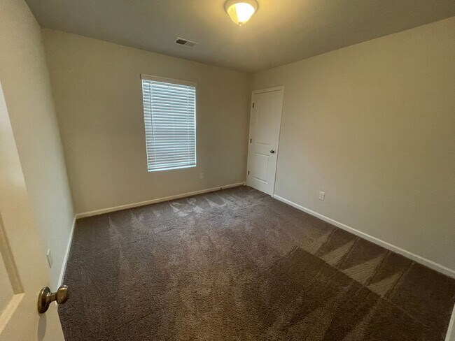 Building Photo - 3 bedroom home in Lexington area!