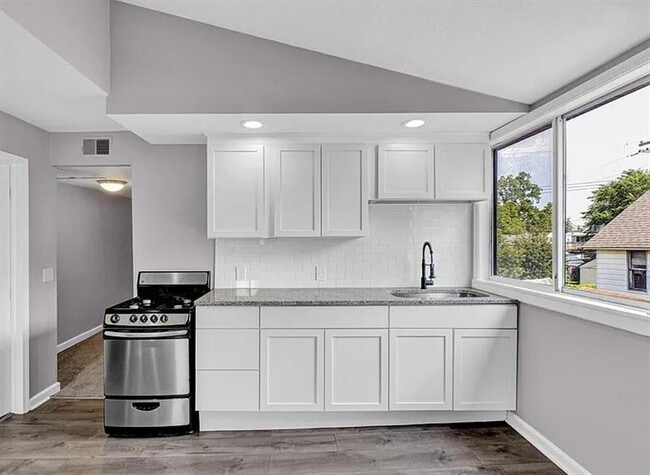 Building Photo - ELEGANT MARTIN HOME