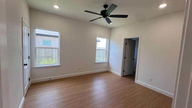 Building Photo - 304 Woodstock Ln