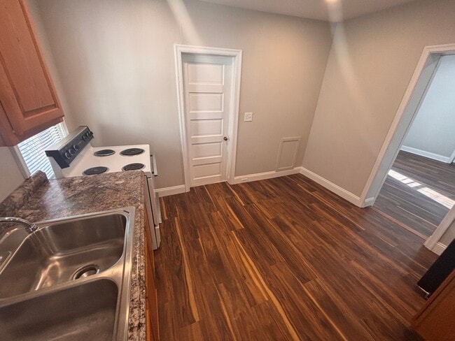 Building Photo - 801 E Hector St