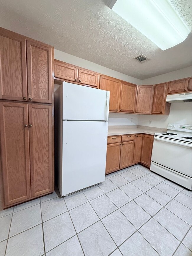 Building Photo - Ranch Style end unit townhome in great Gainesville location