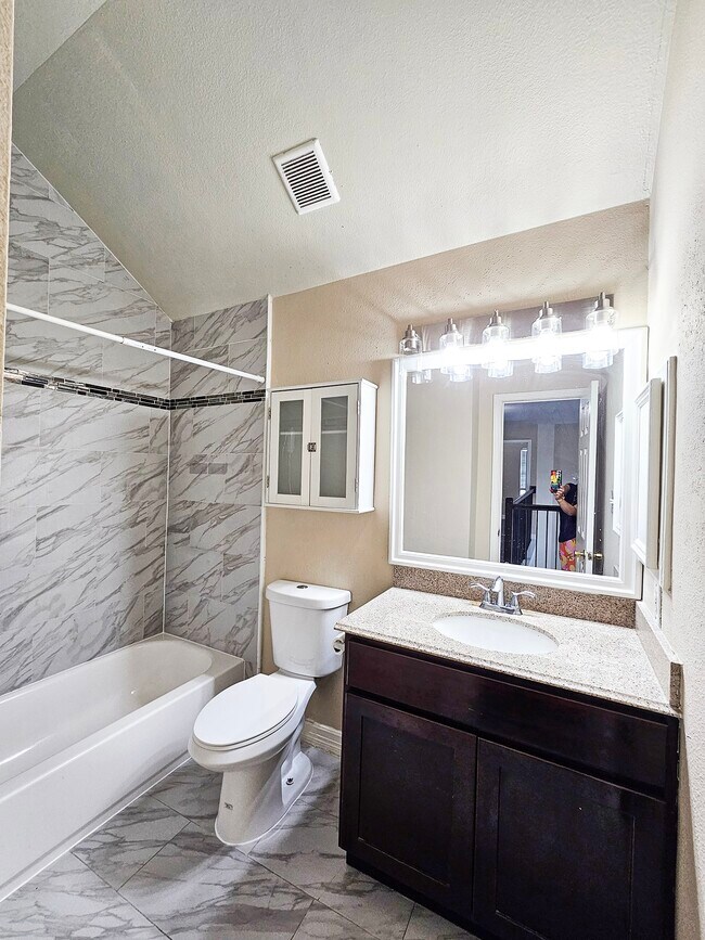 Building Photo - 20810 Balmoral Glen Ln