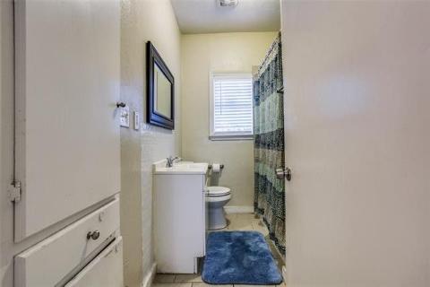 Central Bathroom - 732 W Clarendon Dr