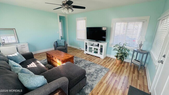 Building Photo - 402 Maple Dr