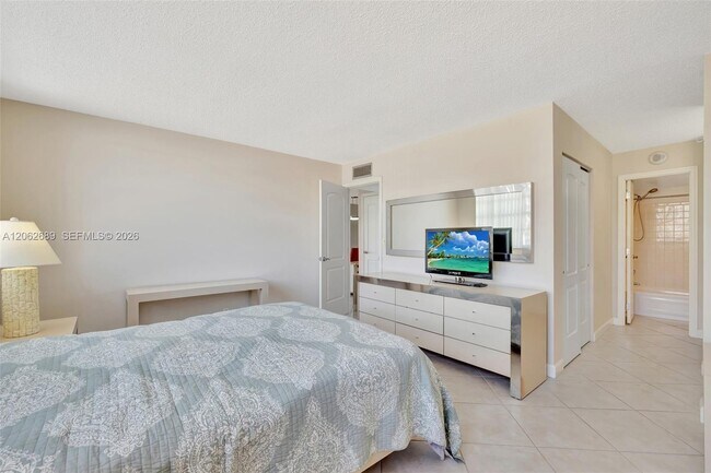 Building Photo - 3113 S Ocean Dr