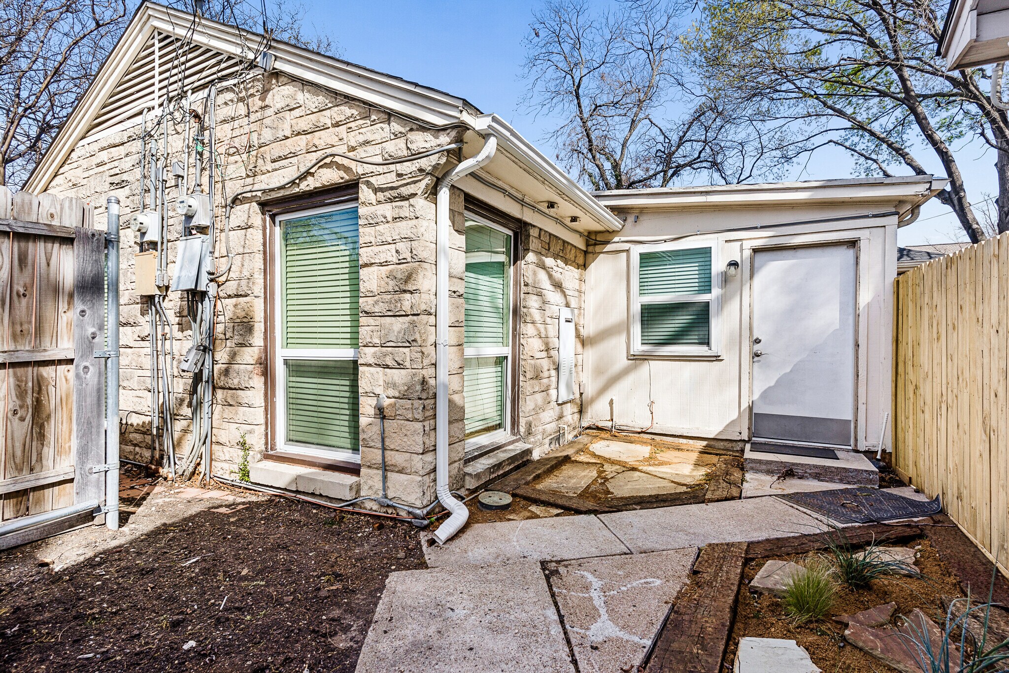 Building Photo - 6950 Hillcrest Ave