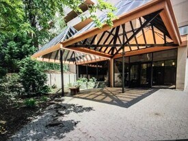 Building Photo - 1301 N Courthouse Rd