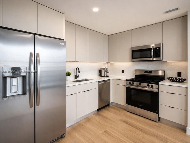 Building Photo - 300 S Biscayne Blvd
