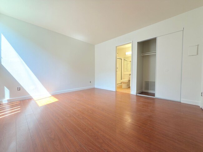 Building Photo - Spacious 3Bd/ 2Br in Canoga Park!