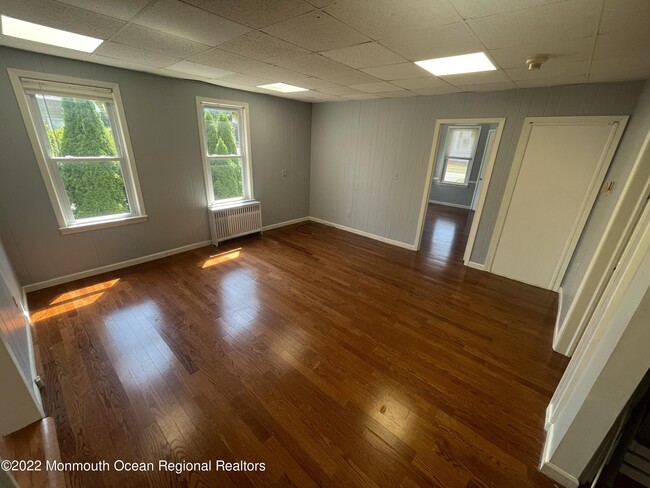 Building Photo - 213 Chelsea Ave