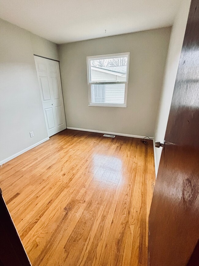 Building Photo - 607 Coach Light Ln