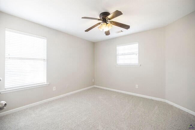 Building Photo - 104 Rosales Dr