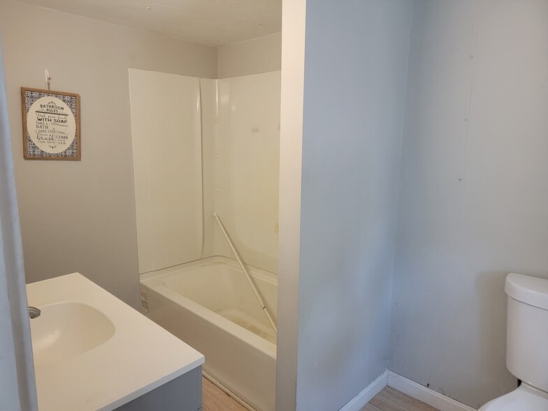 Building Photo - 30 Thayer Pl