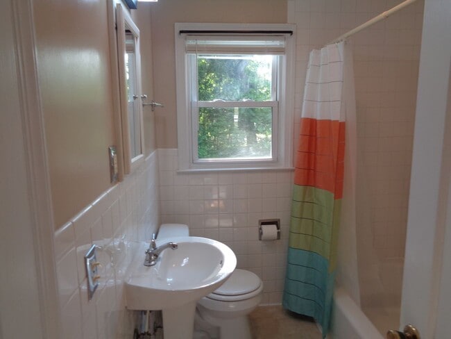 Building Photo - APPLICATIONS PENDING-2-bedroom House off C...