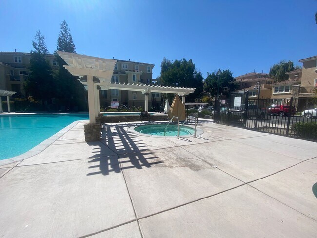Building Photo - Dublin Ranch Villages,  Tri Level Townhome 2 Bed (both primary suites)  2.5 Ba., Clubhouse Pool, ...