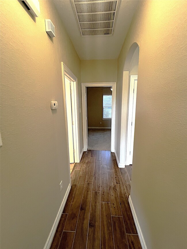 Building Photo - 9723 Highland Pointe Dr