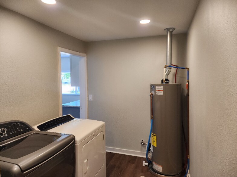 Building Photo - 646 Lois St