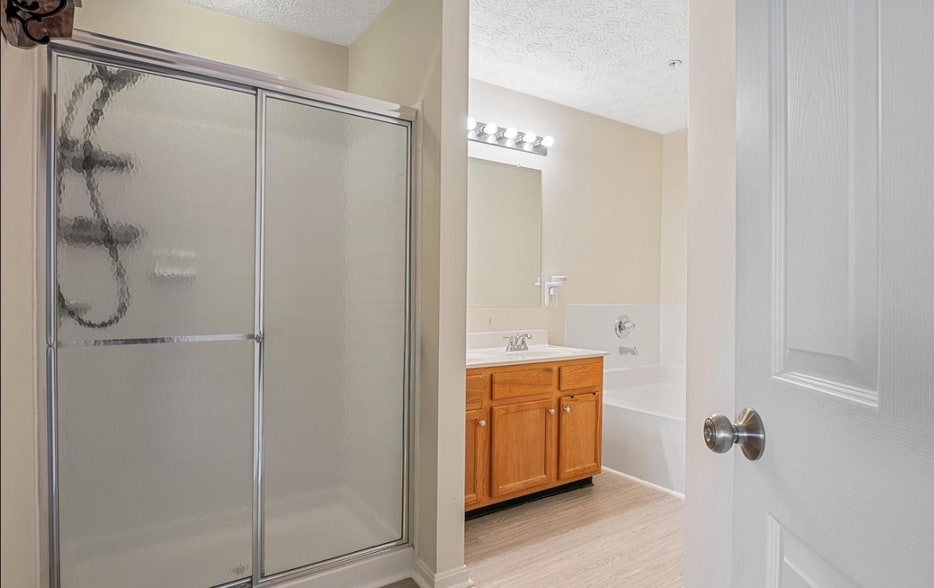 Building Photo - 10 Ironstone Ct