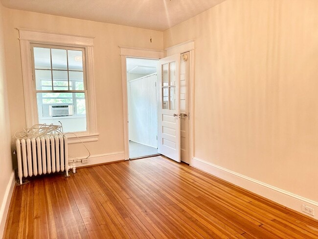 Building Photo - 4 Bed + 2 Bath - Pets Welcome! Parking!