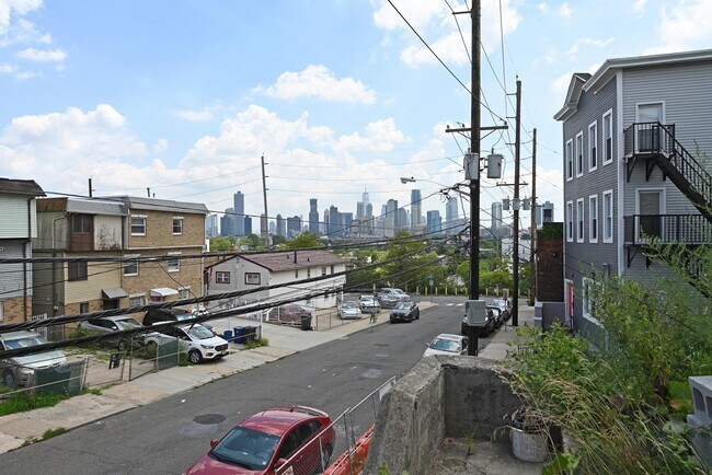Building Photo - 447 Mercer St