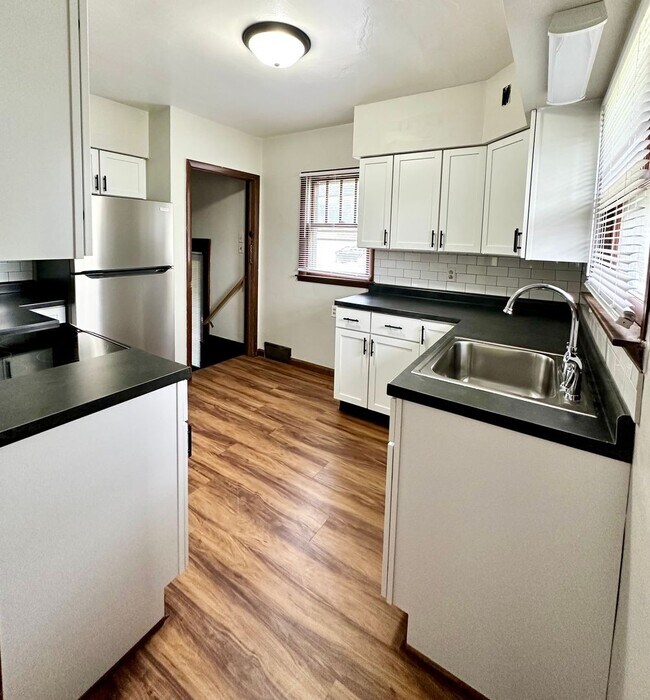Building Photo - Charming Southside 2 Bedroom is Move-In Re...