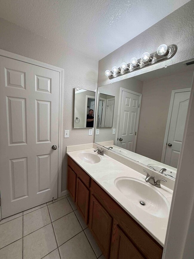 Building Photo - Great 4 Bedroom with Pool