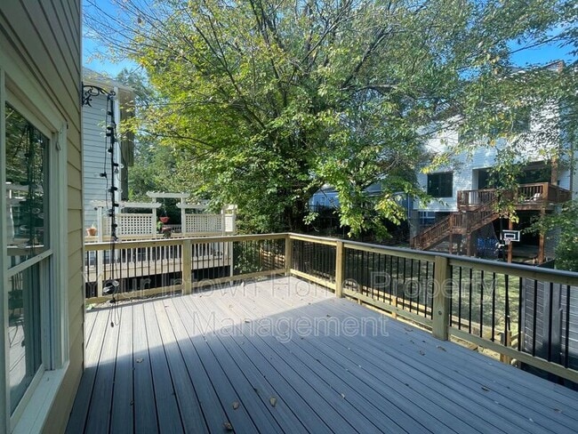 Building Photo - 652 Irwin St NE