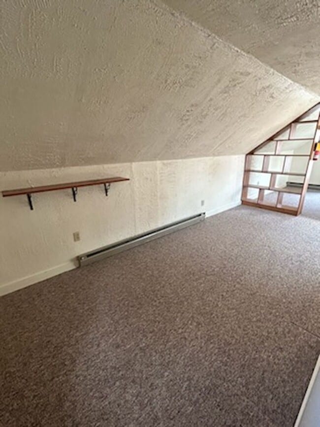 Building Photo - Upstairs Studio Apartment on Oneida Street -- SUBLET AVAILABLE 04/15/2026