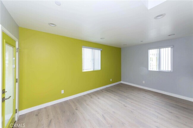 Building Photo - 527 W 80th St