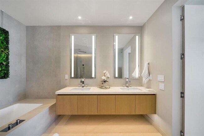 Building Photo - 2311 SE 17th St