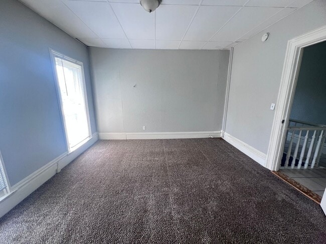 Building Photo - Adorable and Spacious Upper One Bedroom on...