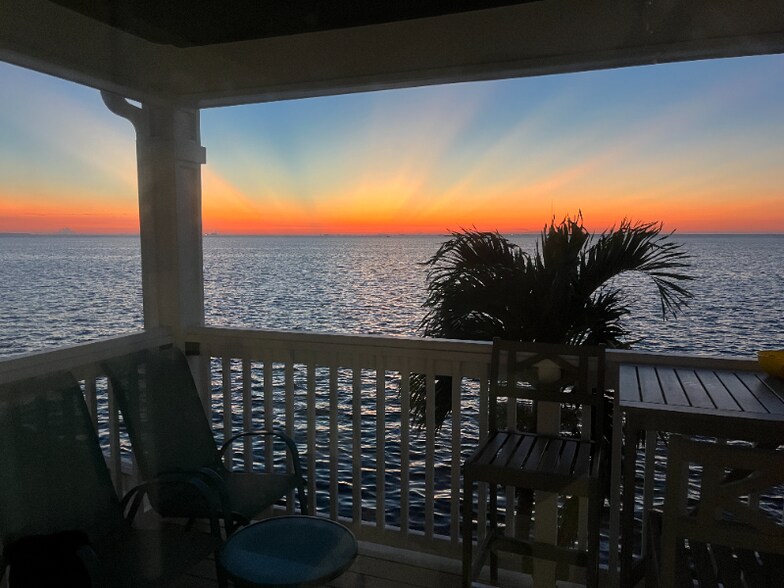 Building Photo - 5200 Coquina Key Dr SE