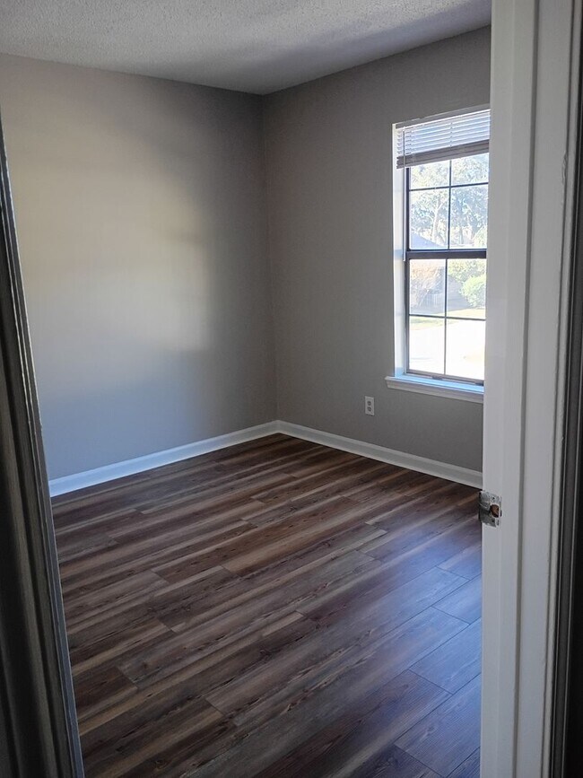 Building Photo - MOVE IN READY