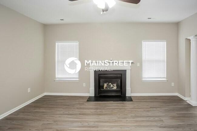 Building Photo - 4 Bedroom Pet-Friendly Home in Charlotte, NC with Main Street Renewal