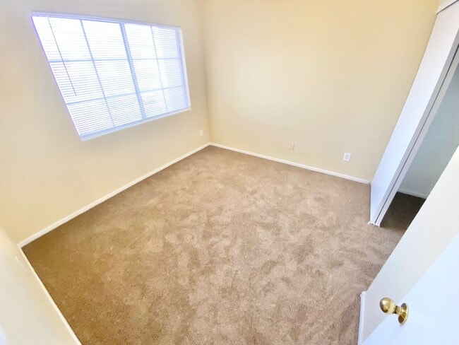 Building Photo - STUNNING 3 BEDROOM 2.5 BATH HOME LOCATED I...