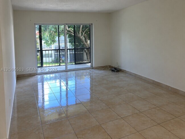 Building Photo - 400 S Hollybrook Dr