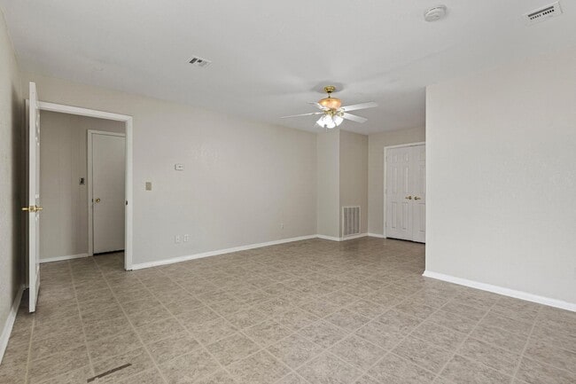Building Photo - 216 Red River Dr