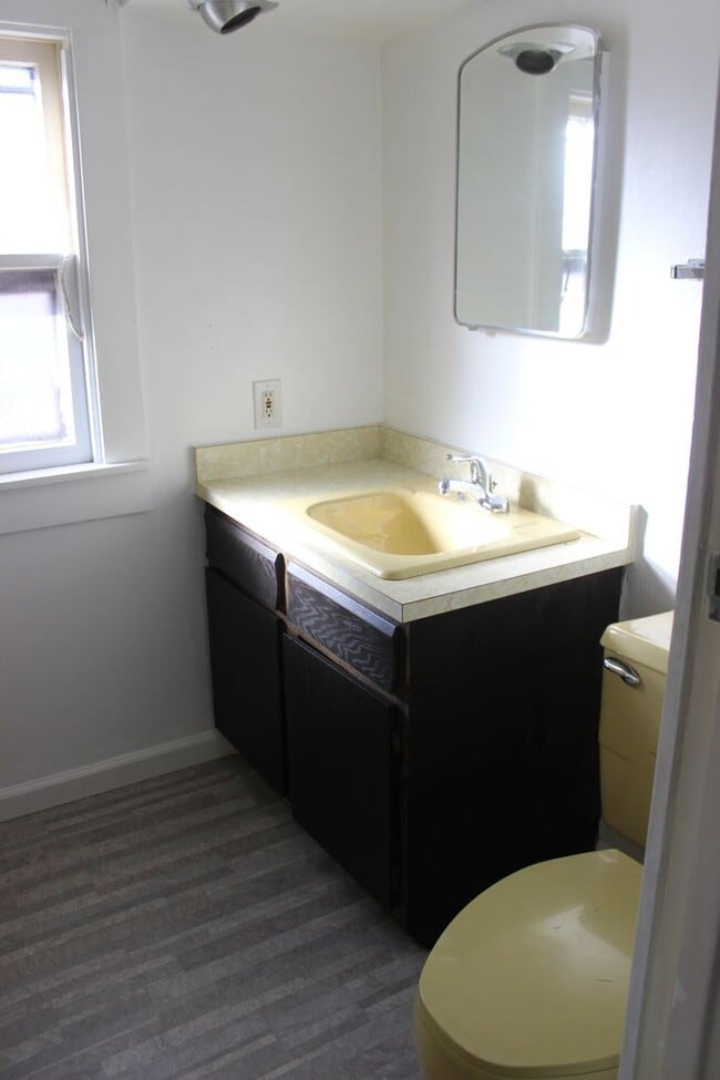 Building Photo - LARGE 3 bedroom in Old Broadmoor
