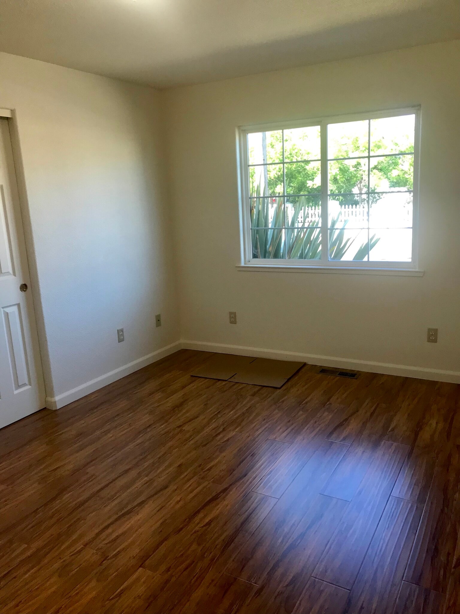 Large bedroom - 1601 E San Fernando St