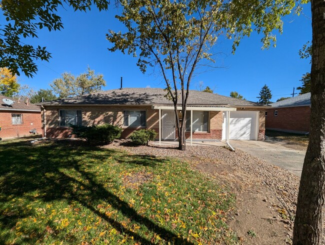 Building Photo - 3 Bedroom 2 Bathroom Ranch