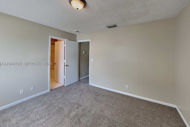 Building Photo - 4728 SW 13th Pl