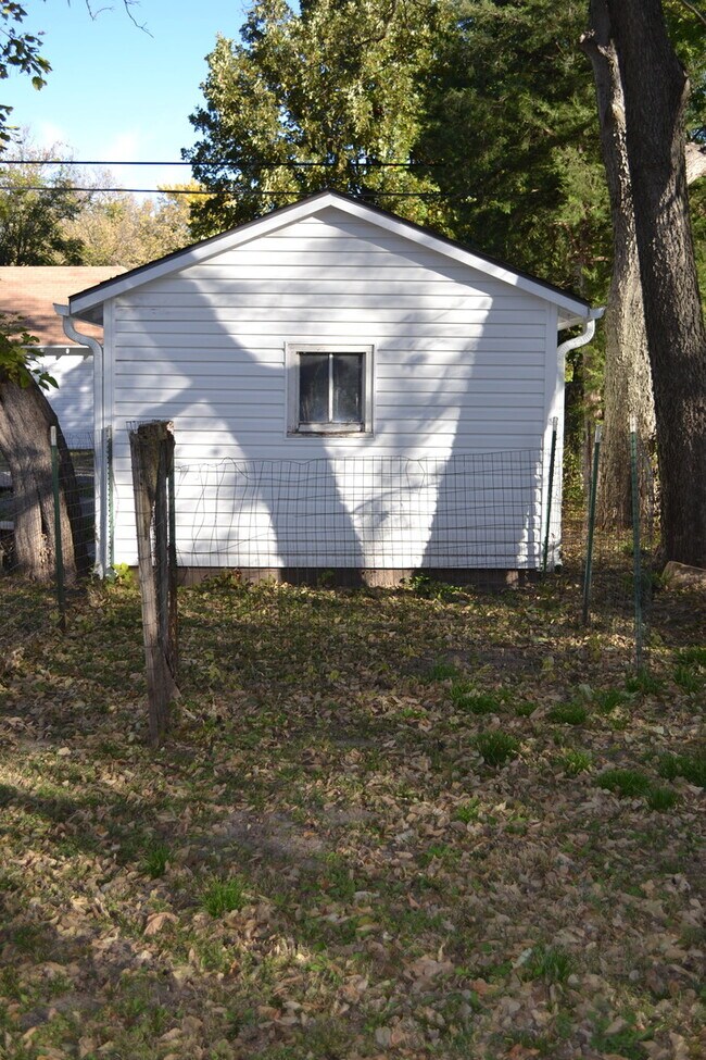 Building Photo - Remodeled 2 bedroom with Garage & small fe...