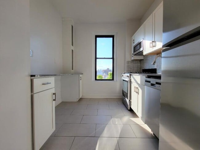 Building Photo - 1 bedroom in ASTORIA NY 11103