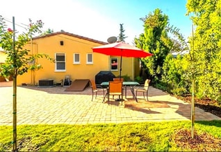 Building Photo - 609 Ivy St