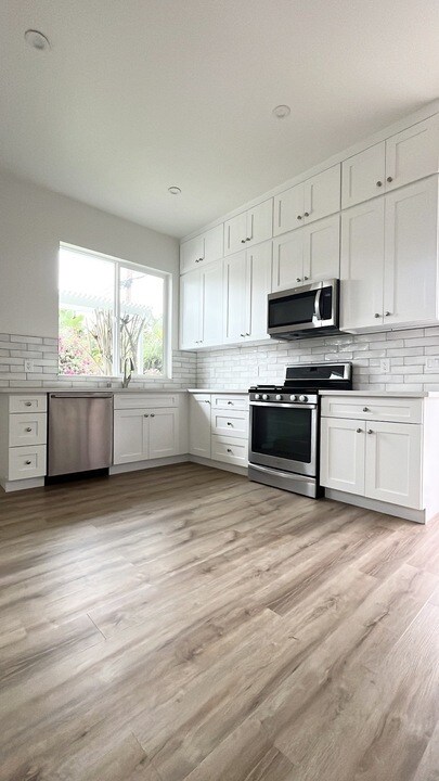 Building Photo - 4415 Stanbridge Ave