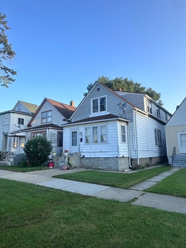 Building Photo - 101 E 23rd St