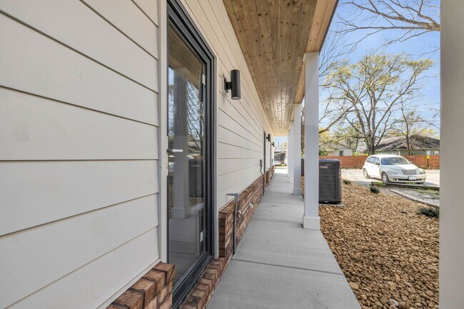 Building Photo - Modern + Classic Feel in the Heart of Downtown Chattanooga | 4 beds, 2.5 baths!