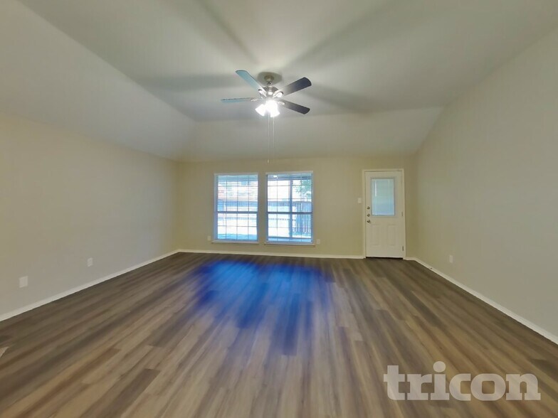 Building Photo - 834 San Jacinto Dr