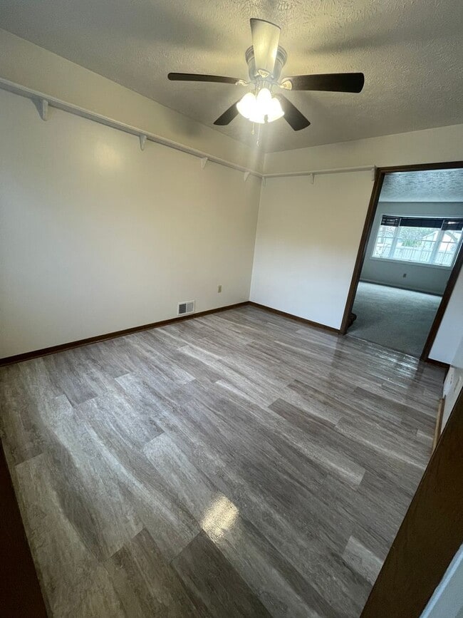 Building Photo - 1376 Red Tail Hawk Dr