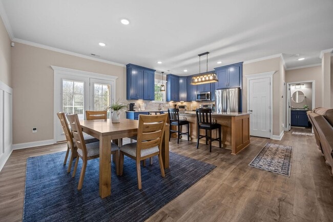Building Photo - FULLY FURNISHED EXCLUSIVE SHORT AND MIDTERM RENTAL ONLY